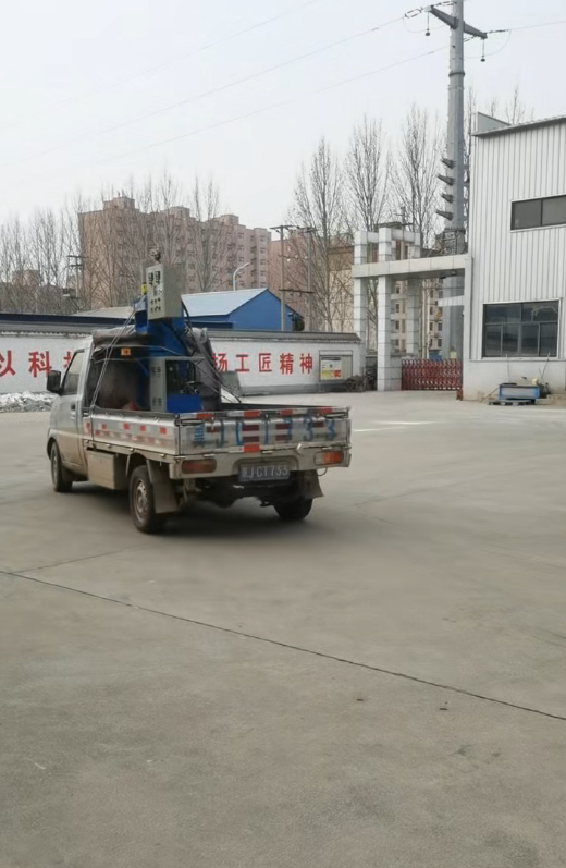 等压门窗接角机